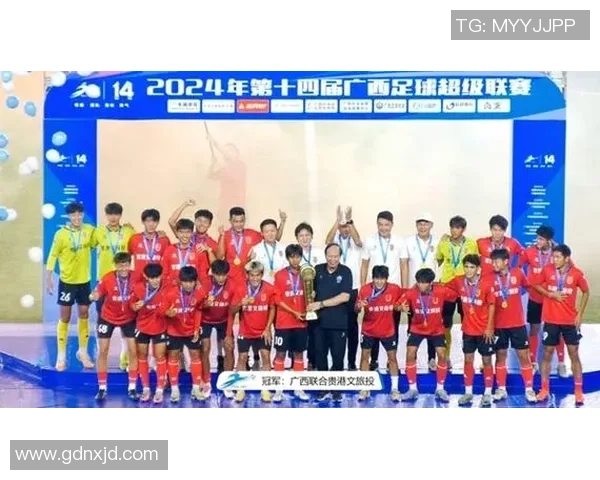 足球明星捧杯事件背后的真相揭秘及其对体育界的影响分析